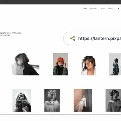 Paul Moore, ein Modedesigner, präsentiert seine Arbeit. Seine Fotos zeigen Frauen in verschiedenen Stilen, inspiriert von der Mode.