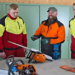 Forstwirt-Azubis lernen den Umgang mit Kettensägen. Das Gehalt in der forstwirtschaftlichen Ausbildung ist ein wichtiger Faktor für die Berufswahl.