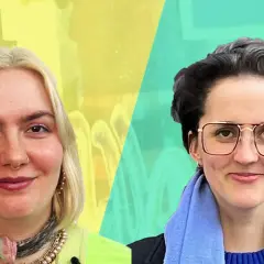 Zwei Frauen, die sich auf ihr Kunst Studium vorbereiten. Die eine mit blonden Haaren und Nasenring, die andere mit Brille und blauem Schal.