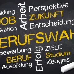 Schwarze Tafel mit Begriffen zur Berufswahl, wie "Zukunft", "Studium" und "Meteorologie Studium".