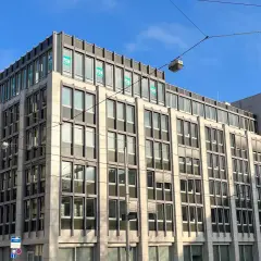 Modernes Bürogebäude in Kassel mit vielen Fenstern und dem Schriftzug "FOM".