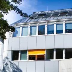 Modernes Gebäude mit vielen Fenstern und einem ausfahrbaren Sonnenschutz in Ismaning.