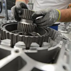 Präzise Montage von Zahnrädern in einem Getriebegehäuse. Der Maschinenbau ist komplex, aber faszinierend.