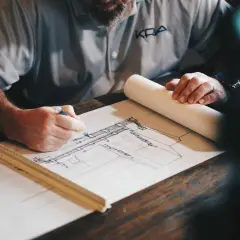 Architekt skizziert Entwurf. Die Dauer des Architekturstudiums ist lang, aber die Arbeit daran ist lohnend.
