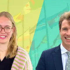 Zwei lächelnde junge Menschen vor einer Collage aus Flaggen, die internationale Angelegenheiten symbolisieren.