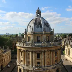 Ein Blick auf Oxford, England, wo das Studium in England ein Traum für viele ist. Die beeindruckende Kuppel des Radcliffe Camera dominiert die Szenerie.