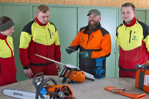 Forstwirt-Azubis lernen den Umgang mit Kettensägen. Das Gehalt in der forstwirtschaftlichen Ausbildung ist ein wichtiger Faktor für die Berufswahl.