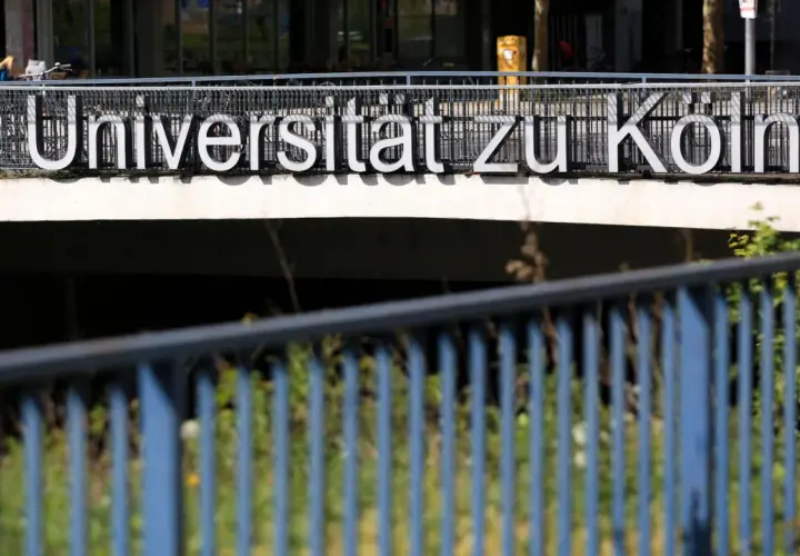 Großbuchstaben "Universität zu Köln" auf einem Geländer. Eine Hochschule ist eine Uni, ein Ort des Lernens.
