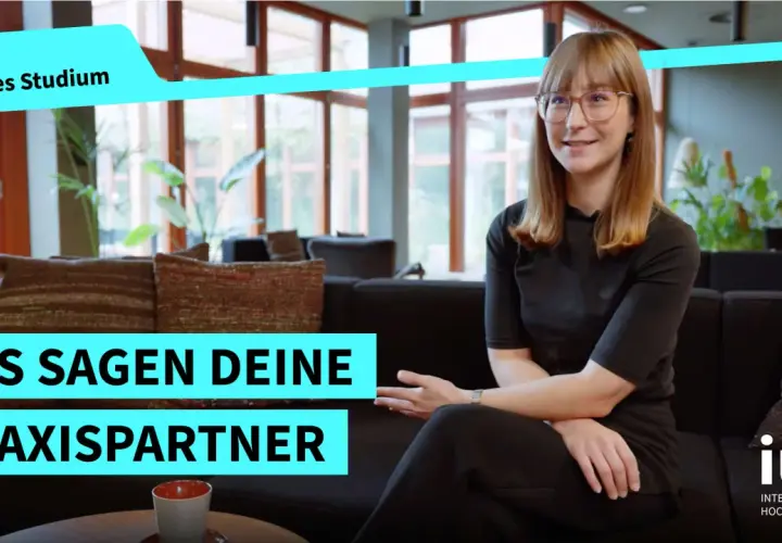 Junge Frau mit Brille spricht über duales Studium an der IU Rostock. "Das sagen deine Praxispartner" ist zu lesen.