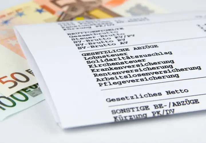 Gehaltsabrechnung mit Euro-Scheinen. Ein Blick auf das gesetzliche Netto zeigt, was nach Abzügen für einen Job in der Lagerlogistik übrig bleibt.