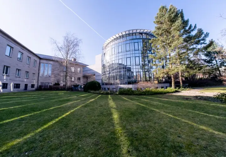 Moderne Architektur mit Glasfassade und einem älteren Gebäude, umgeben von Grünflächen. Hier wird msb psychologie gelebt und geforscht.