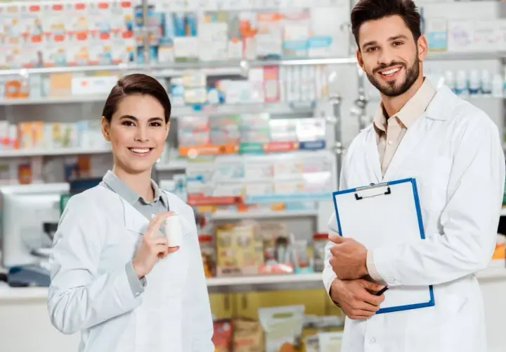 Zwei freundliche Apotheker in weißen Kitteln, die Medikamente und eine Patientenakte präsentieren. Einblick in verschiedene Berufe auf Deutsch.