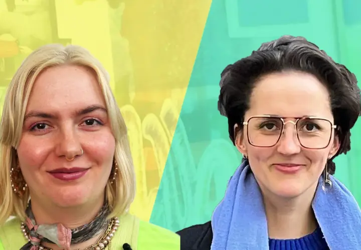 Zwei Frauen, die sich auf ihr Kunst Studium vorbereiten. Die eine mit blonden Haaren und Nasenring, die andere mit Brille und blauem Schal.