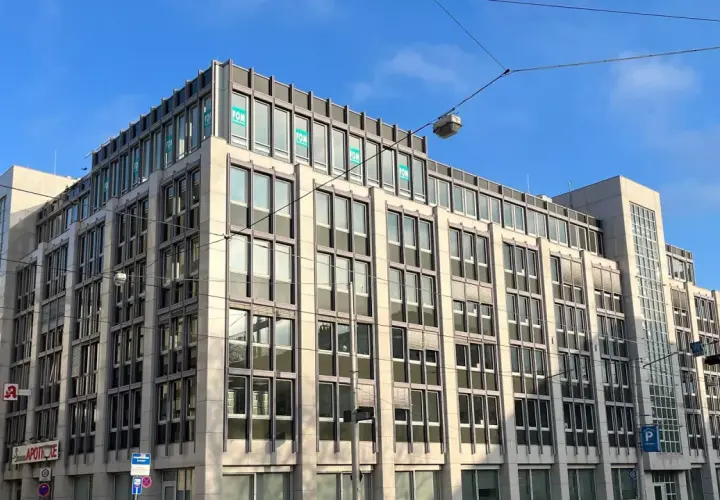 Modernes Bürogebäude in Kassel mit vielen Fenstern und dem Schriftzug "FOM".