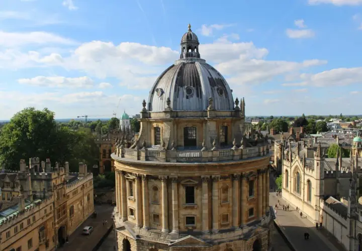 Ein Blick auf Oxford, England, wo das Studium in England ein Traum für viele ist. Die beeindruckende Kuppel des Radcliffe Camera dominiert die Szenerie.