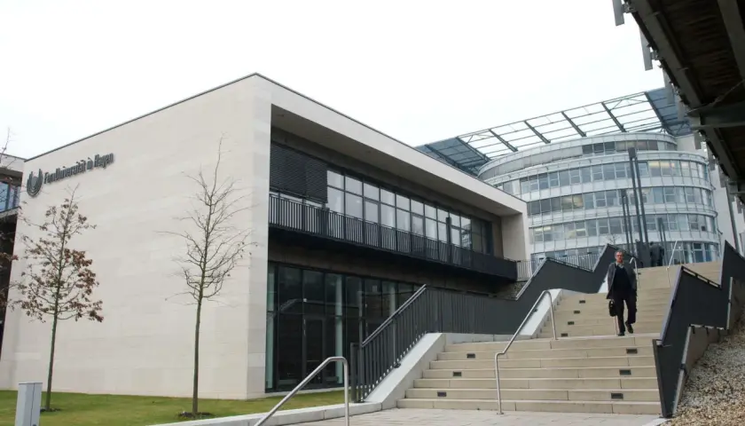 Moderne Architektur der FernUniversität in Hagen. Ein Mann steigt die Treppen hinauf.