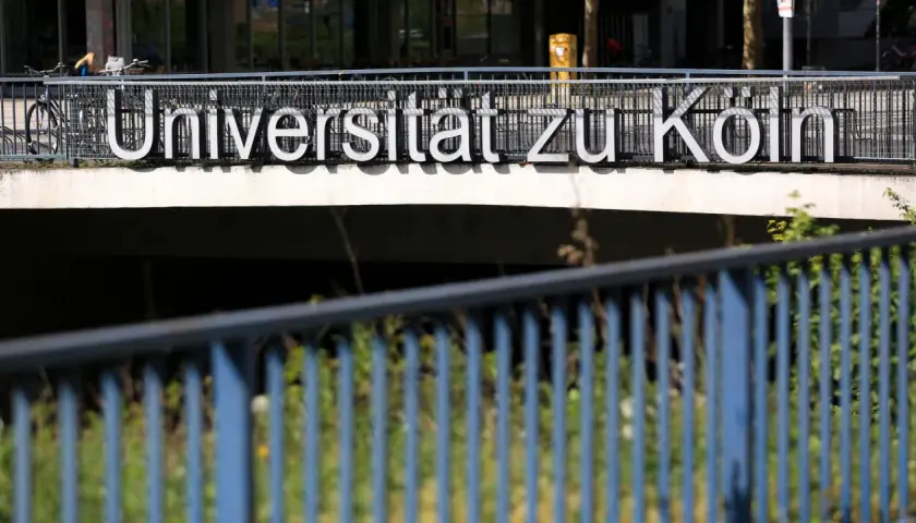 Großbuchstaben "Universität zu Köln" auf einem Geländer. Eine Hochschule ist eine Uni, ein Ort des Lernens.