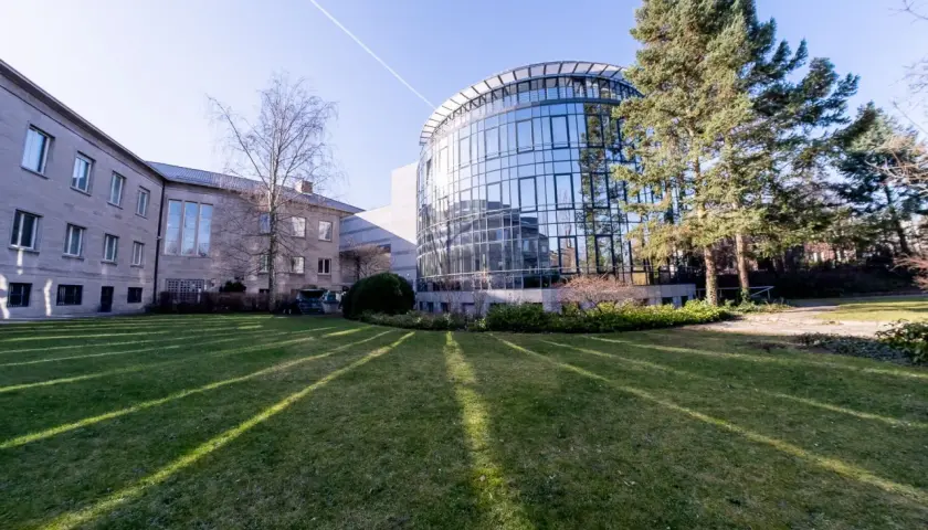 Moderne Architektur mit Glasfassade und einem älteren Gebäude, umgeben von Grünflächen. Hier wird msb psychologie gelebt und geforscht.