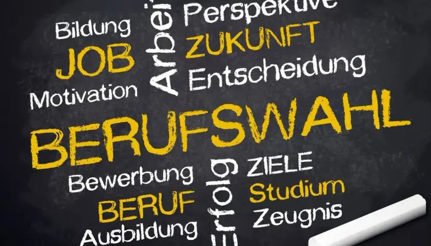 Schwarze Tafel mit Begriffen zur Berufswahl, wie "Zukunft", "Studium" und "Meteorologie Studium".
