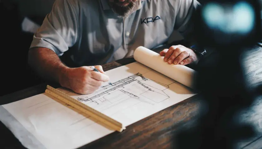 Architekt skizziert Entwurf. Die Dauer des Architekturstudiums ist lang, aber die Arbeit daran ist lohnend.