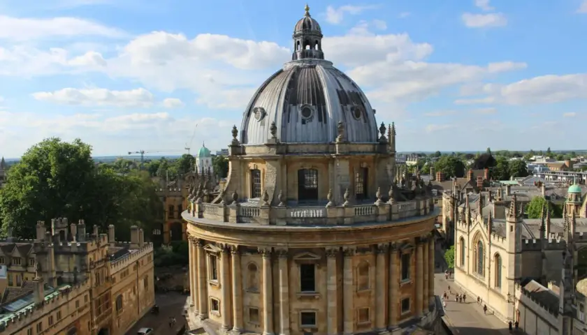Ein Blick auf Oxford, England, wo das Studium in England ein Traum für viele ist. Die beeindruckende Kuppel des Radcliffe Camera dominiert die Szenerie.