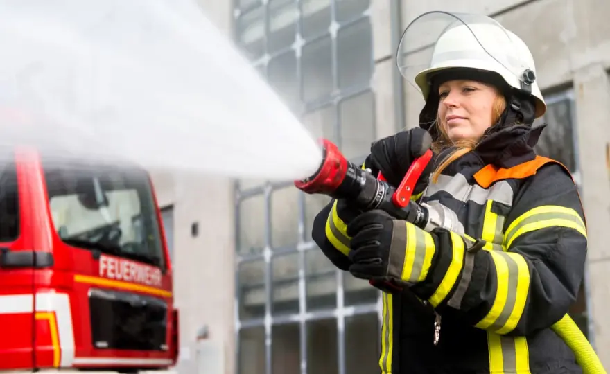 Feuerwehrfrau werden? Voraussetzungen, Ausbildung und Sporttest