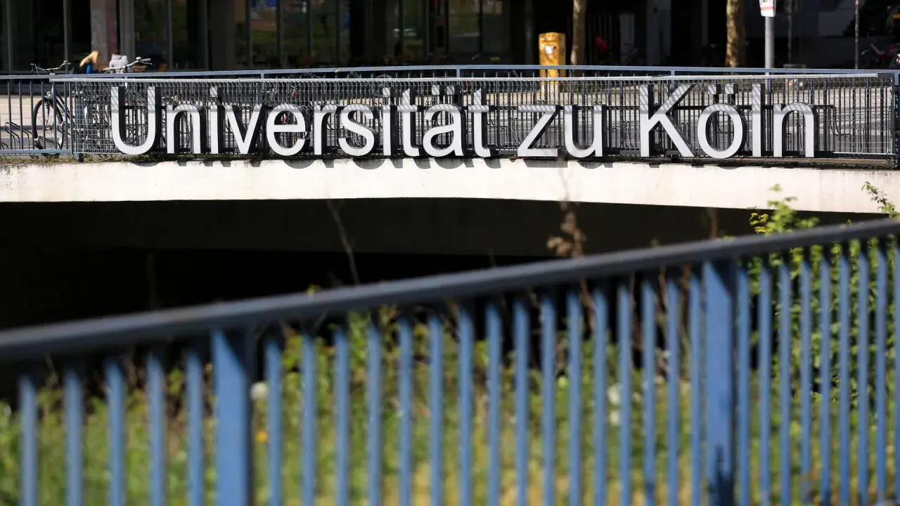Großbuchstaben "Universität zu Köln" auf einem Geländer. Eine Hochschule ist eine Uni, ein Ort des Lernens.