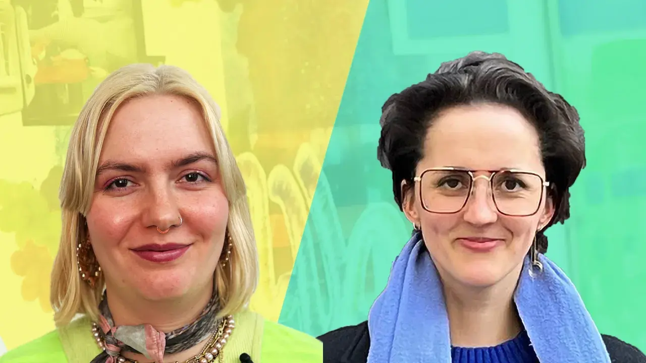 Zwei Frauen, die sich auf ihr Kunst Studium vorbereiten. Die eine mit blonden Haaren und Nasenring, die andere mit Brille und blauem Schal.