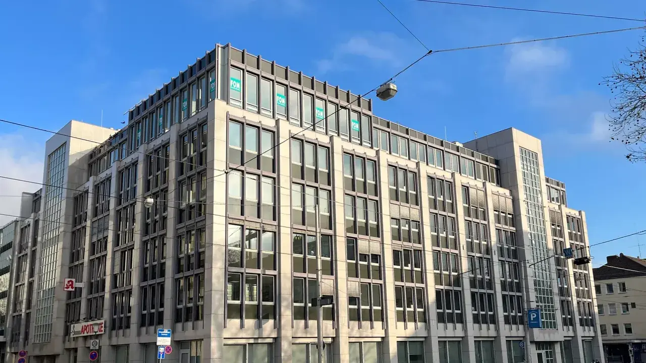 Modernes Bürogebäude in Kassel mit vielen Fenstern und dem Schriftzug "FOM".