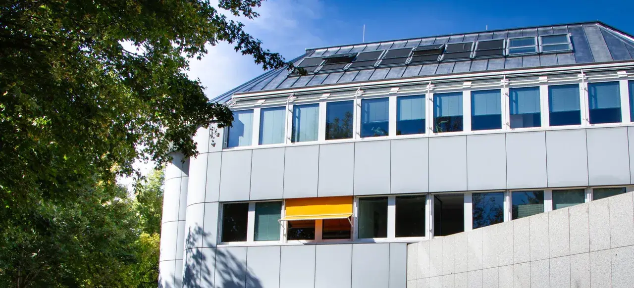 Modernes Gebäude mit vielen Fenstern und einem ausfahrbaren Sonnenschutz in Ismaning.