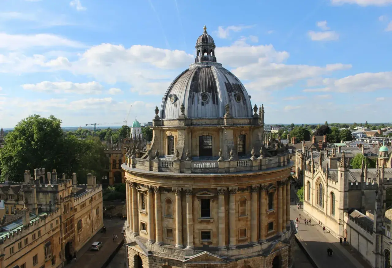 Ein Blick auf Oxford, England, wo das Studium in England ein Traum für viele ist. Die beeindruckende Kuppel des Radcliffe Camera dominiert die Szenerie.