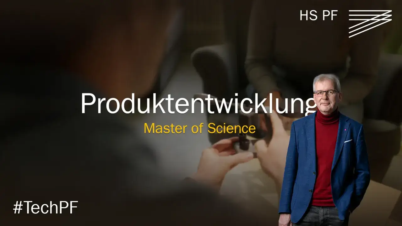 Mann mit Brille und blauem Sakko, im Hintergrund Schriftzug