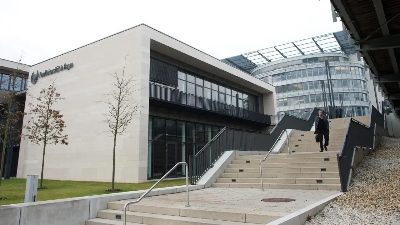 Moderne Architektur der FernUni in Hagen. Ein Mann geht die Treppe hinunter.