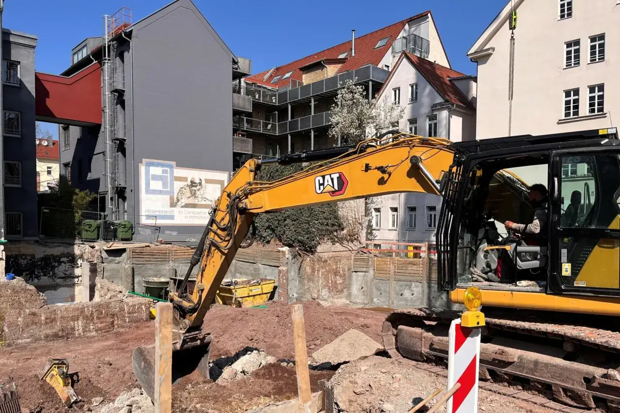 Bagger auf einer Baustelle, bereit für den Tiefbau. Das Gehalt in diesem Bereich ist attraktiv.