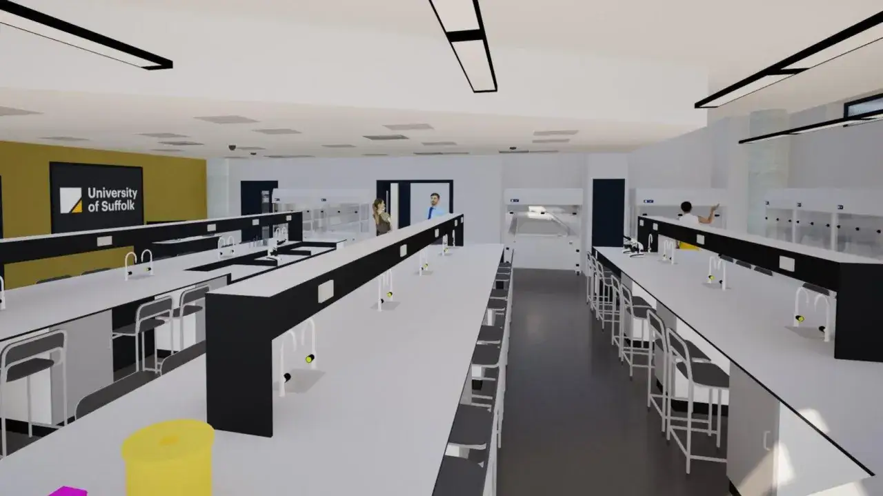 Modernes Labor der University of Suffolk in England mit langen Labortischen, Spülbecken und Abzüge.