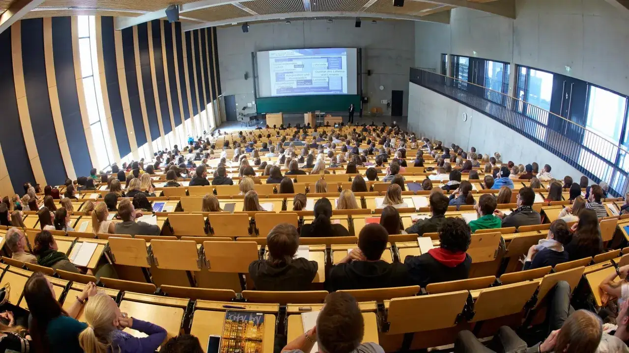 Gro&szlig;er H&ouml;rsaal der HS Koblenz mit Studierenden, die einer Vorlesung &uuml;ber BWL folgen.