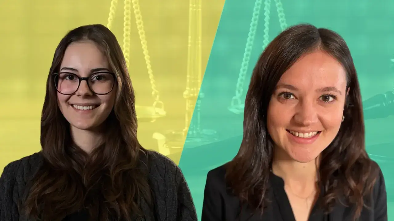 Zwei lächelnde Frauen vor Waagen-Symbolen. Sie könnten zukünftige Juristinnen sein, die sich auf Berufe nach dem Bachelor of Laws vorbereiten.