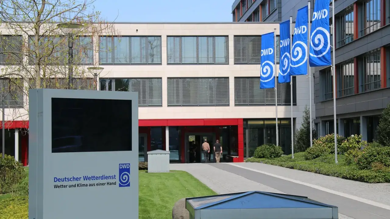 Geb&auml;ude des Deutschen Wetterdienstes mit Fahnen. Hier k&ouml;nnte man ein Meteorologie Studium beginnen.