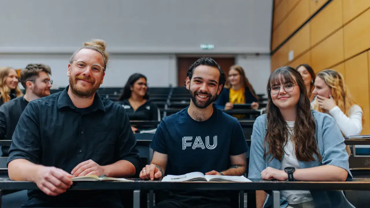 Studierende im H&ouml;rsaal, die sich auf ihr Gender Studies Studium konzentrieren.