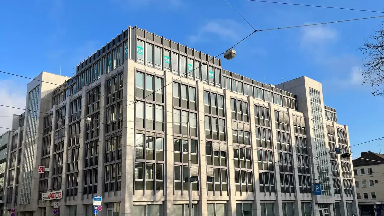 Modernes Bürogebäude in Kassel mit vielen Fenstern und dem Schriftzug 
