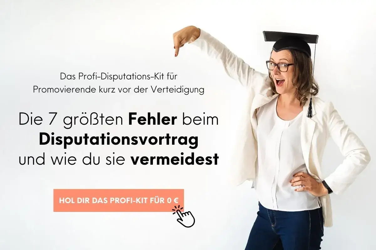 Frau mit Doktortitel feiert Erfolg. Das Profi-Disputations-Kit hilft Promovierenden, Fehler zu vermeiden und die Verteidigung erfolgreich zu meistern.
