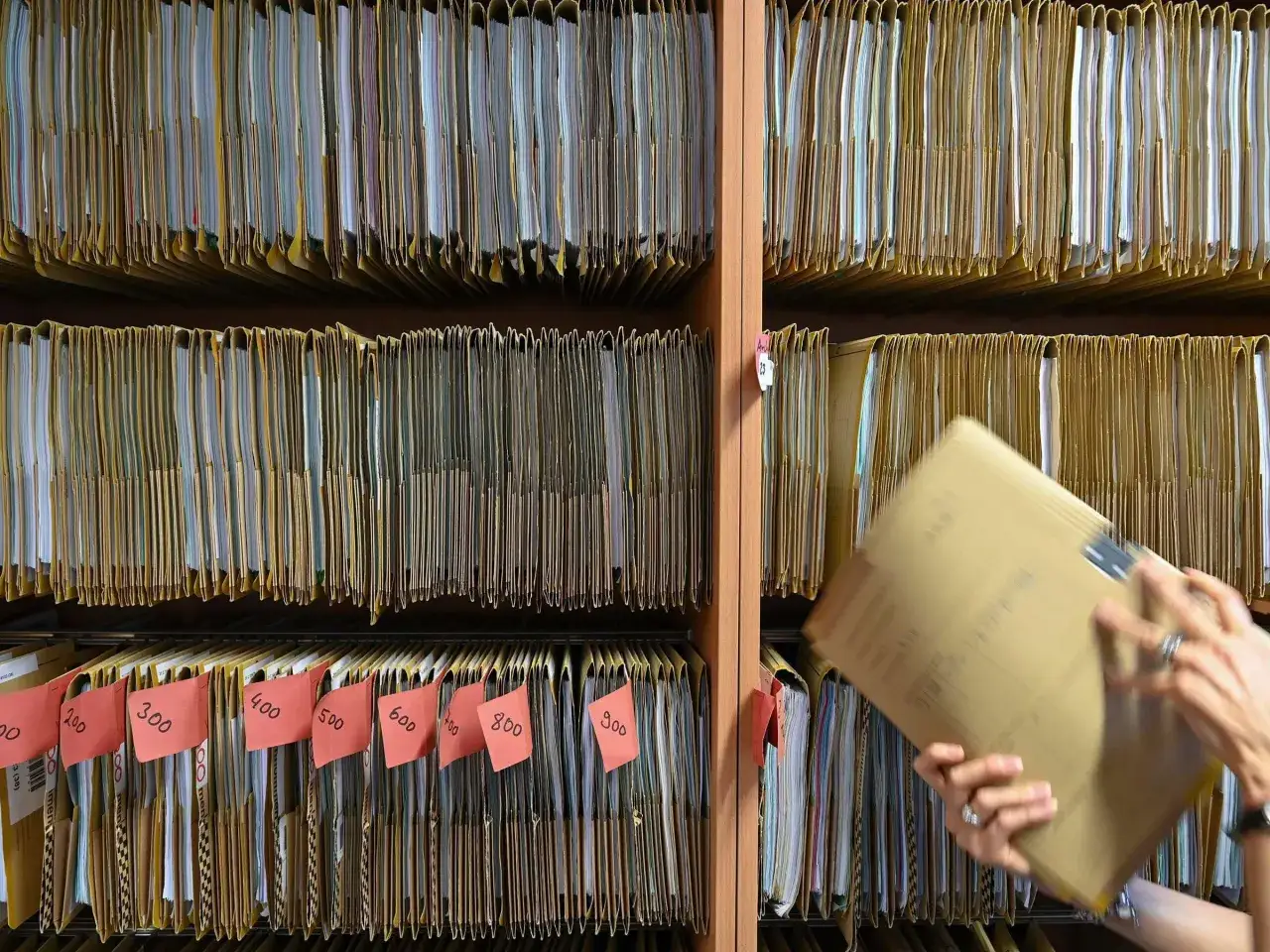 Aktenordner im Archiv, bereit für die Bearbeitung durch einen Rechtspfleger. Der gehalt rechtspfleger ist hier gut sichtbar.