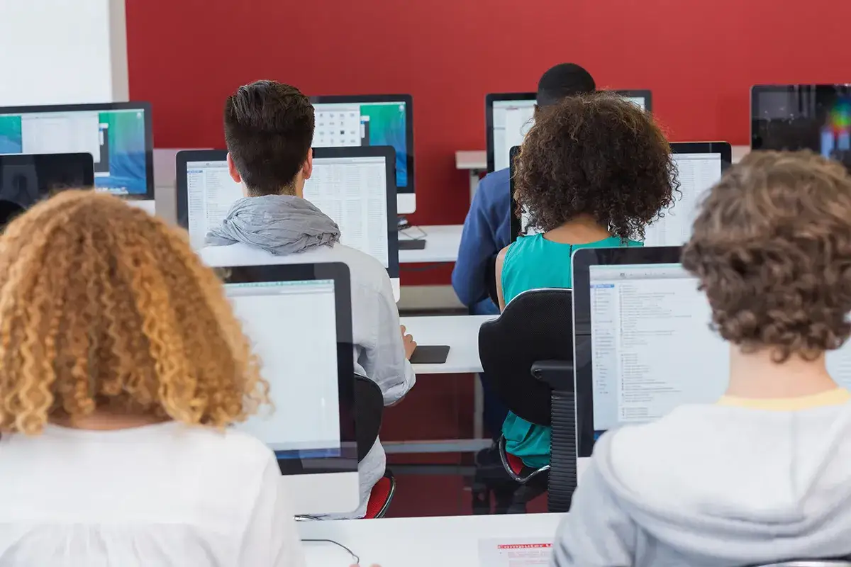 Studenten im Informatik-Labor, die an ihren Computern arbeiten.